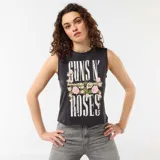 Musculosa negra de corte crop, con cuello redondo y diseño sin mangas. Presenta un estampado frontal con la inscripción "Guns N' Roses" en efecto desgastado, acompañado de pistolas y rosas rosadas.