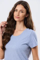 Remera básica de algodón color negro, con cuello redondo y mangas cortas de corte clásico.