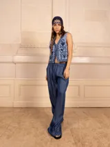 Chaleco de jean celeste con bordado floral monocromático en azul.