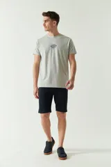 Remera gris de hombre con cuello redondo, manga corta y estampado en el pecho con la frase "Lazy Summer Crew".