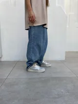 Championes plateados de cuero, con detalles en beige y suela color crema.