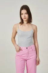 Musculosa de bretel fino color crudo, corte ajustado al cuerpo y escote redondo.