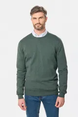 Sweater verde oscuro de tejido de punto fino, con cuello redondo y mangas largas.