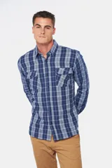 Camisa de franela a cuadros azul y blanco, de manga larga, con dos bolsillos frontales con solapa abotonada.