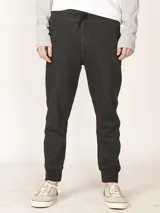 Pantalón de jogging color verde militar, corte slim, con puños elastizados y cordón ajustable en la cintura. Presenta paneles con costuras en las rodillas y cierres en los bolsillos laterales.