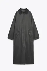 Gabardina larga color gris oscuro con efecto encerado, cuello solapa de pana, manga larga, bolsillos laterales con solapa y cierre frontal con botones ocultos.