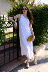 Vestido midi blanco sin mangas, de corte recto y holgado, con detalle de costura diagonal en relieve.
