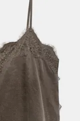 Top lencero de tirantes finos, color marrón topo, con escote en pico adornado con encaje a tono y aberturas laterales en el bajo.