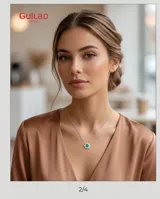 Collar de plata con cadena fina y dije en forma de flor con circonias y piedra natural verde en el centro.