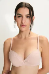 Conjunto de lencería compuesto por un corpiño con taza soft y aro, y una bombacha tipo vedetina. Ambas piezas presentan detalles de encaje en los bordes y están confeccionadas en un tejido suave y elástico.