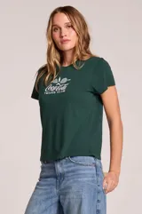 Remera de manga corta color verde oscuro, confeccionada en algodón, con cuello redondo y diseño vintage de Coca Cola Tennis Club estampado en el pecho en color blanco.