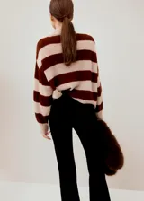 Jersey de punto a rayas horizontales marrones y beige, con cuello polo y cierre frontal de botones.