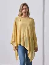 Poncho de tejido calado con acabado brillante, diseño asimétrico y cuello redondo.