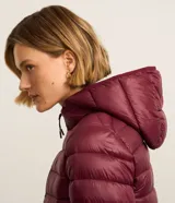 Campera puffer deportiva Get Over para mujer, de color bordó, con capucha y cierre frontal de cremallera. Confeccionada en poliamida con relleno de poliéster.