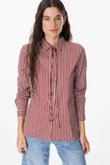 Camisa de manga larga con estampado de rayas verticales en color bordó y blanco, cuello clásico y cierre frontal con botones.