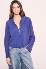 Sweater marrón de punto acanalado, con cuello alto, cierre frontal parcial con cremallera y manga larga.