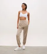 Pantalón tipo jogger de plush, con cintura elástica, bolsillos laterales y puños ajustados en los tobillos.
