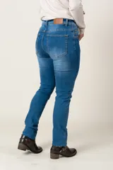 Pantalón de jean azul claro, corte recto y cuatro bolsillos.