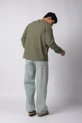 Camisa de lino blanca de manga larga, con cuello clásico y cierre frontal con botones. Corte recto y holgado.