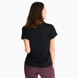 Remera deportiva de manga corta Merrell, color negro, con cuello redondo y logo estampado en el pecho. Confeccionada en tejido técnico transpirable con protección UV.
