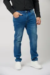 Pantalón jean clásico para hombre en color azul con efecto lavado y costuras en contraste.