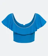 Blusa cropped de lino color azul, sin mangas, con volado en los hombros y busto, escote en U y pespuntes contrastantes.