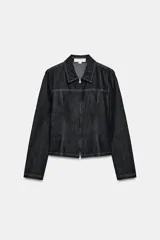 Camisa de denim negra con cuello solapa, manga larga, pespuntes a contraste y cierre frontal con cremallera metálica.