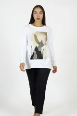 Remera de manga larga color blanco, con cuello redondo y estampa frontal artística que presenta siluetas de gatos con texturas de leopardo y tonos tierra.