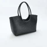 Bolso tipo shopper de gran tamaño, confeccionado con un diseño trenzado en color negro, con asas fijas también trenzadas y estructura rectangular.
