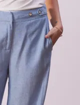 Pantalón largo celeste de lino, marca Zac & Rachel, corte wide leg, pretina con botones, cierre y broche metálico, bolsillos verticales delanteros y bolsillos simulados traseros.