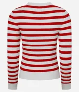 Suéter de punto con cuello redondo y rayas horizontales rojas y blancas.