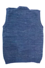 Chaleco azul de punto con diseño de trenzas y rombos, con cuello en V y cierre frontal con botones marrones.