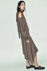 Falda midi de tiro medio, con cintura acabada en vuelta y bajo asimétrico. Diseño de rayas horizontales en tonos beige y marrón.