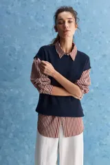 Chaleco de tejido de punto color beige claro, con cuello redondo y diseño de líneas limpias con hombros caídos y terminaciones acanaladas.