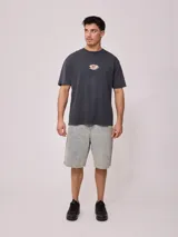 Remera blanca de algodón con estampa en la espalda con el logo de Rusty y la leyenda 'Since chasing surf records 1985'.