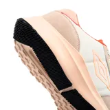 Championes Umbro modelo Volcan II para mujer, en tonos beige, blanco y detalles en naranja y rosado. Combinan paneles de tela y gamuza sintética, con cordones blancos y suela alta en tono salmón.