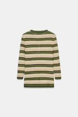 Jersey de punto fino con diseño a rayas horizontales en tonos tierra, bordó y celeste. Presenta cuello redondo, cierre frontal con botones y mangas por debajo del codo.