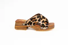 Sandalias de madera con plataforma y taco bajo, con tira ancha de cuero con estampado animal print y apliques de tachas plateadas.