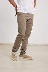 Pantalón chino de hombre color verde oscuro, corte slim, confeccionado en algodón con elastano, con triple pespunte en las costuras y botones al tono.