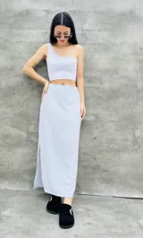 Pollera larga celeste con finas rayas verticales blancas y abertura lateral.