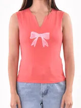 Musculosa color beige con cuello en V y estampa de un auto clásico en color rojo.