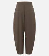 Pantalón de sastrería modelo barrel, color marrón, con tiro medio, cintura con pasantes, cierre frontal, bolsillos posteriores embutidos y recortes frontales estructurados.