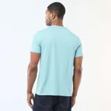 Camiseta de corte recto y cuello redondo, confeccionada en tejido de punto liso de color azul claro, con mangas cortas.