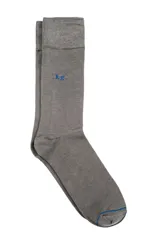 Media lisa color arena de la marca Legacy Co., con logo bordado en azul oscuro. Tejido multi-stretch de algodón para frescura y confort.