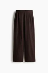 Pantalón sastrero de tiro alto y corte relajado con piernas amplias y pliegues frontales. Diseño a rayas finas.
