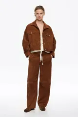 Pantalón de tiro medio con corte barrel, confeccionado en piel. Presenta bolsillos laterales en el delantero y bolsillos de plastrón en la parte trasera, con cierre de cremallera y corchete oculto.