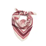 Pañuelo cuadrado con estampado toile de jouy en color bordó sobre fondo crema, con bordes definidos por franjas geométricas.