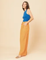 Pantalón de lino color naranja, de tiro alto y corte wide leg.