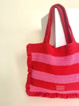 Bolso tipo tote tejido a crochet con hilo de algodón color marrón y crudo, con diseño a rayas horizontales y volados en los bordes.