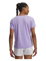 Remera deportiva de entrenamiento Under Armour, color lila, con diseño de ajuste cruzado en la cintura y cuello redondo. Confeccionada con tecnología UA RUSH™ que refleja la energía corporal, tejido elástico en cuatro direcciones y propiedades de secado rápido.